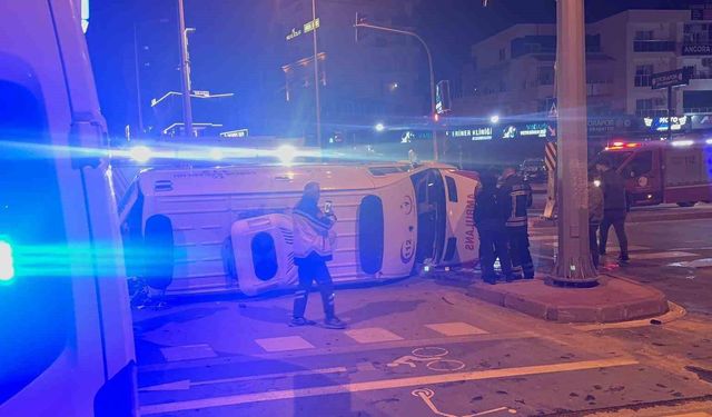 Mersin’de ambulans kazası: Entübe hasta ve sağlık personeli yaralandı