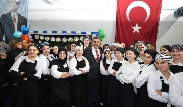 Bakan Tekin Ankara'da öğrencilerle aynı sofrada iftar yaptı