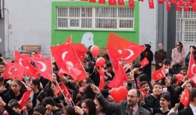 Ankara Mamak'taki Okullarda Yeni Dönem Bayrak Sevgisi Temasıyla Açıldı