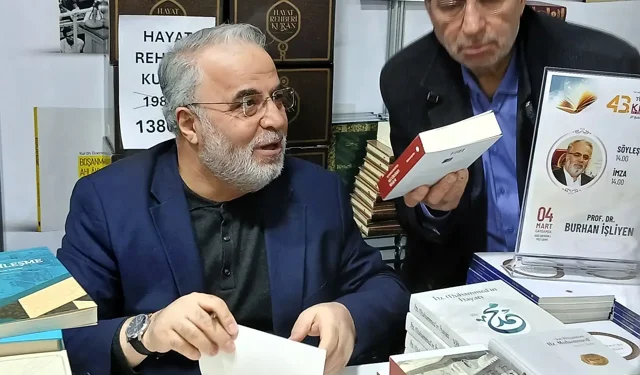 TDV Ramazan Kitap Fuarı’nda Burhan İşliyen okurlarıyla buluştu