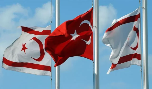 Güney Kıbrıs'ta Paskalya skandalı! Türk bayraklarını yakıp Hulusi Akar'ı hedef aldılar