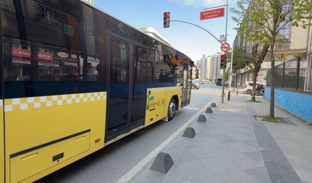 Yaya geçidinde korku dolu anlar: Otobüsün altında kalan çocuk mucize eseri kurtuldu!
