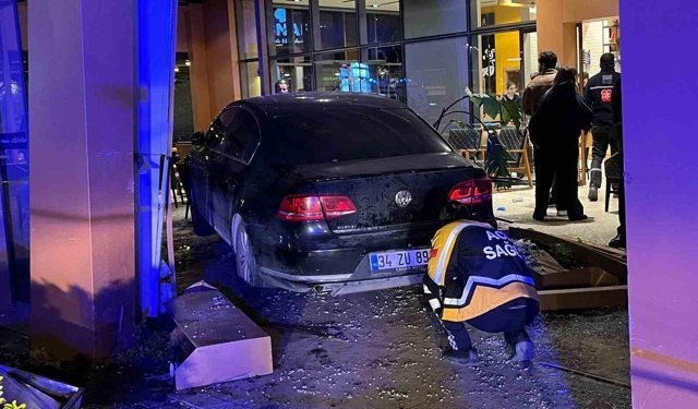 Bakırköy'de kontrolden çıkan araç kafeye daldı: 6 yaralı