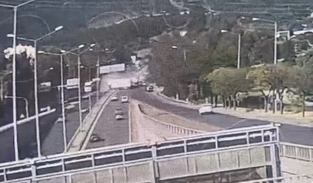Bornova’daki faciaya ait görüntüler ortaya çıktı: Tır araçları biçip geçti