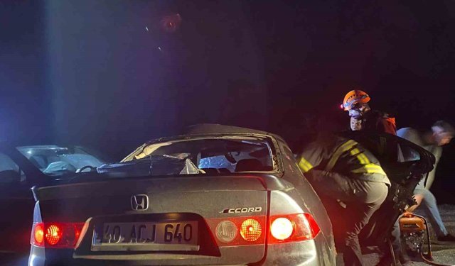 Kırşehir Çiçekdağı Yolunda Feci Kaza! İki Otomobil Kafa Kafaya Çarpıştı