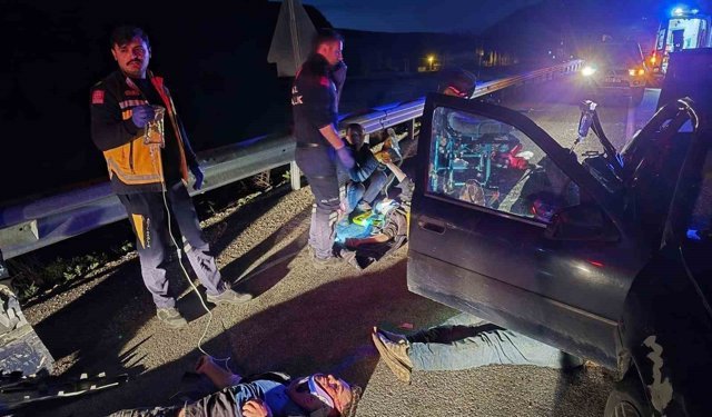 Muradiye’de kaza: Kaçak göçmenlerin bulunduğu araçla çarpışan otomobil hurdaya döndü, 7 yaralı