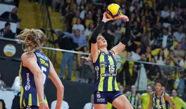 Şampiyon değişmedi! VakıfBank Fenerbahçe’yi evinde mağlup etti