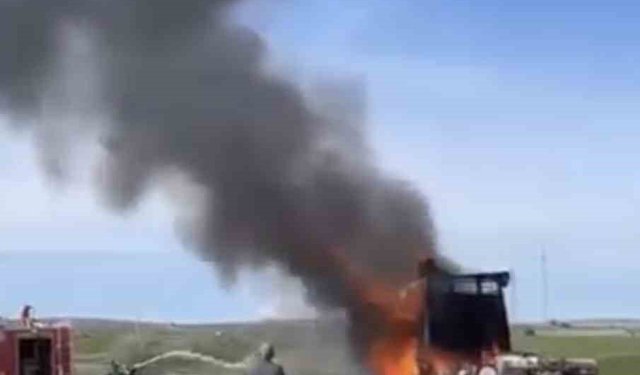 Seyir halindeki tır alev aldı! Araç küle döndü