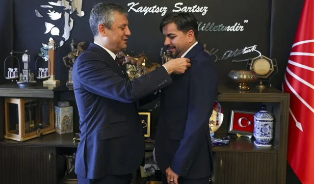 Arif Kocabıyık CHP’ye katıldı: Rozetini Özgür Özel taktı