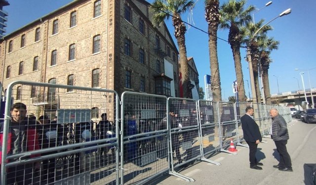 İzmir’de “Meslek Fabrikası” krizi: Polis ablukasıyla tahliye başlatıldı