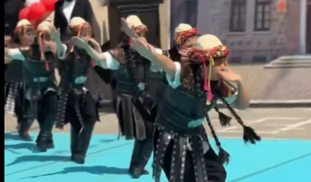 Türkiye'de kartal dansı akımı! Osmaniyeli öğrenciler resmen şov yaptı