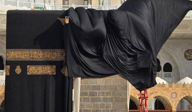 Kâbe örtüsünün yırtılması ne anlama geliyor?