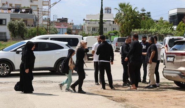 Adana’da okul çevresinde silah sesi paniği: Öğrenciler kendini dışarı attı