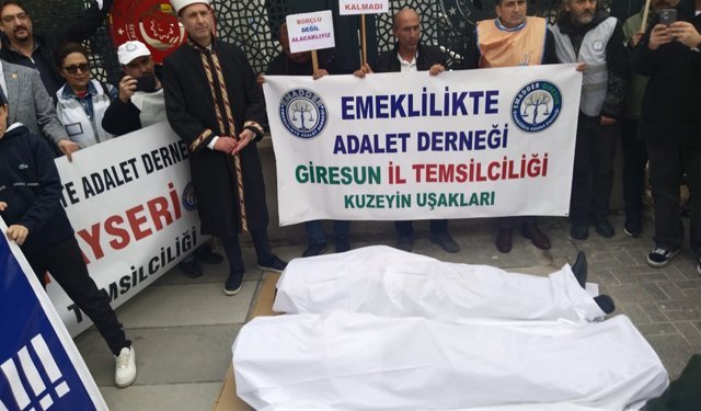 Çalışma Bakanı Işıkhan'a Ankara'da kefenli eylem!