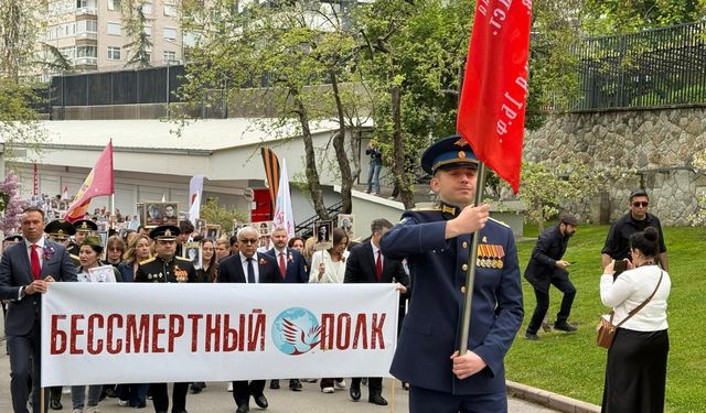 Ankara’da Rus Büyükelçiliği’nde “Ölümsüz Alay” yürüyüşü düzenlendi