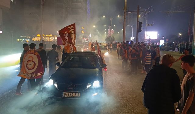 Galatasaray'ın şampiyonluğunu Fenerbahçe’nin maket tabutu ile kutladılar