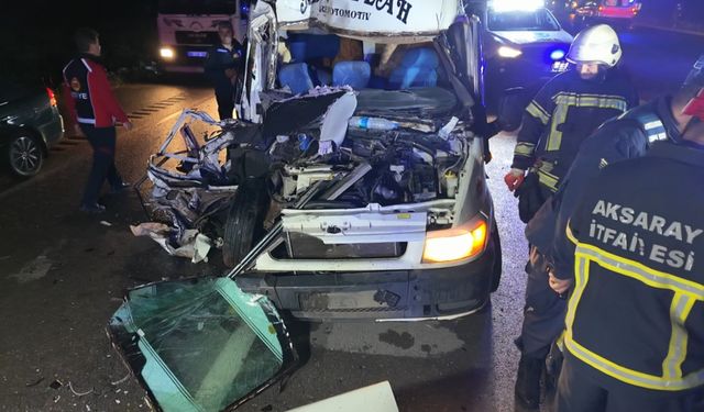 Tarım işçilerini taşıyan minibüs tıra çarptı: 4’ü ağır 12 yaralı