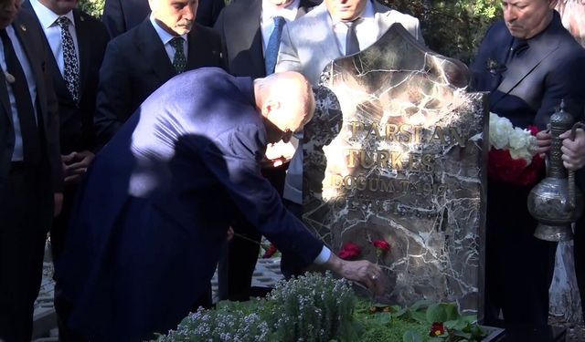 Bahçeli Türkeş’in kabrini ziyaret etti