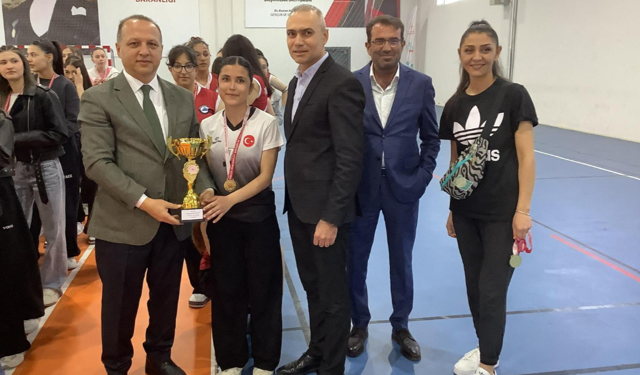 Okul Sporlarında Başarı Coşkusu: Voleybol Gençler Ödül Töreni Ankara'da Düzenlendi