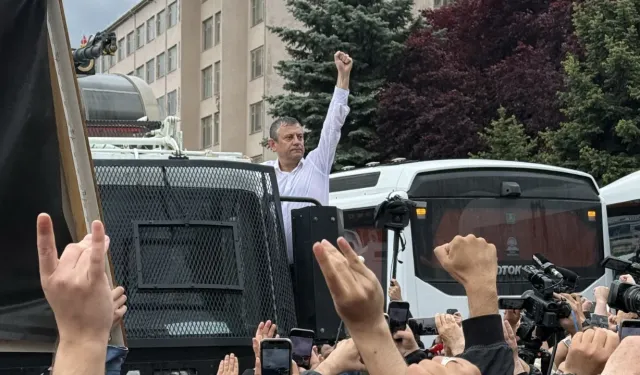 Özgür Özel TOMA’nın üzerine çıktı: 'Yeni makam odamız TBMM’deki grup odamızdır'