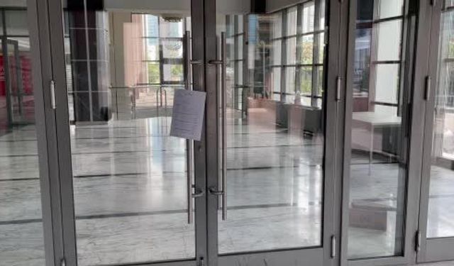 CHP Genel Merkezi’nde “Mutlak Butlan” kararı kapıya asıldı, arbede izleri temizleniyor