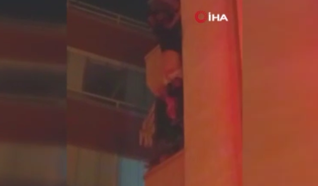 Ankara'da yürekleri ağza getiren olay: Baş aşağı balkondan sarktı, imdadına polis yetişti!
