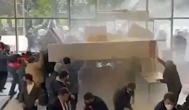 CHP Genel Merkezi’ne polis müdahalesi: Biber gazıyla binaya girdiler