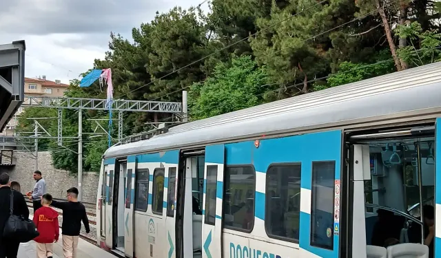 Yüksek gerilim hattına takılan uçurtma Başkentray seferlerini aksattı