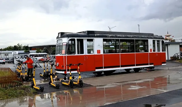 Scooterlar nostaljik tramvayı durdurdu