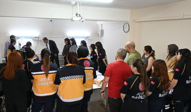 Ankara'da geleceğin paramedikleri ileri yaşam desteğini simülasyon laboratuvarında öğrendi