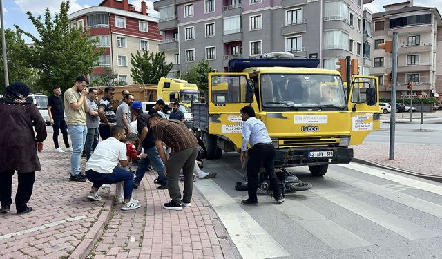 Kamyonetin altında kalan elektrikli bisiklette can pazarı: 3'ü çocuk 4 yaralı