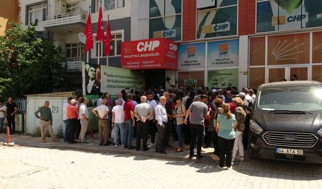 CHP Malatya İl Başkanlığı'nda devir teslim krizi! Gece çilingirle girildi, sabah ortalık karıştı