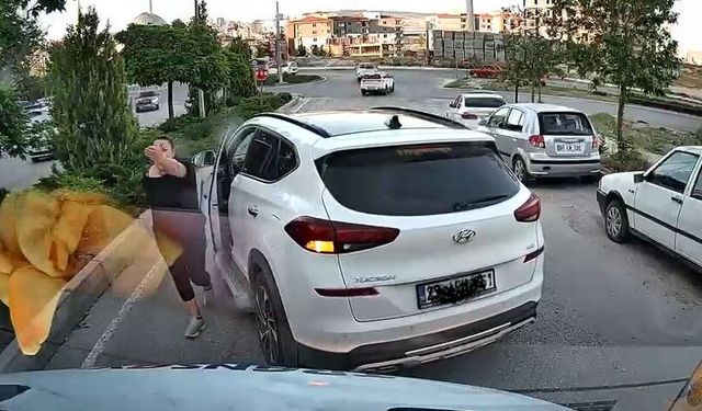 Elazığ’da trafikte yol verme kavgası kamerada! Önünü kesip araçtan indi