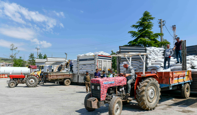 Yetiştiricilere can suyu oldu: Ankara'da yüzde 75 hibeli buzağı yemi desteği başladı