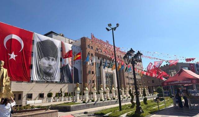 Keçiören Belediyesi önü AK Parti bayraklarıyla donatıldı!
