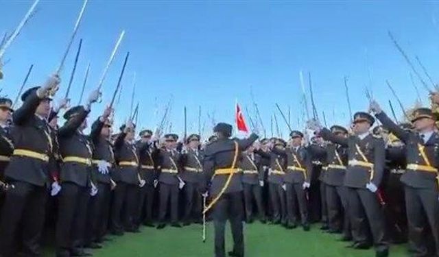 TSK’dan ihraç edilen Halit Türkoğlu göreve iade edildi