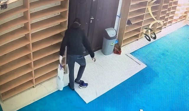 Camide pes dedirten hırsızlık: Yardım kutusundaki 100 bin lirayı çaldı!
