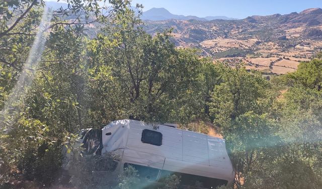 Adıyaman’da turistleri taşıyan minibüs şarampole devrildi: 13 yaralı