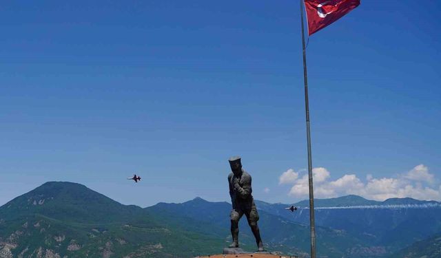 Türk Yıldızları prova uçuşuyla nefes kesti!