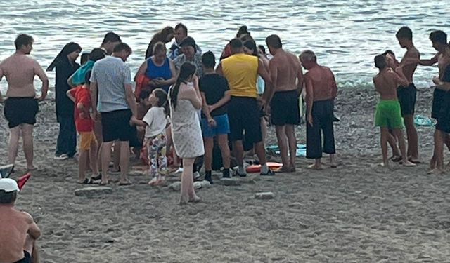 Filyos Sahili'nde korku dolu anlar! Denizde çırpınan vatandaşı cankurtaranlar son anda kurtardı