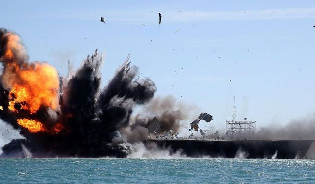 Hürmüz Boğazı'nda tanker alarmı: Deniz mayınına çarptığı iddia edildi