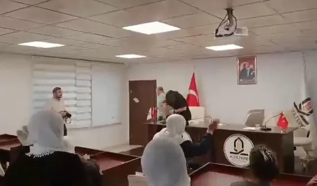 Kızıltepe Belediye Meclisi’nde yumurtalı protesto: “İhanet” ve “istifa” sloganları yükseldi