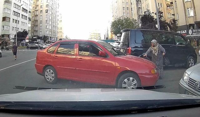 Park yeri kavgasında ilginç eden anlar! Bastonlu kadın geri adım atmadı, kazandı