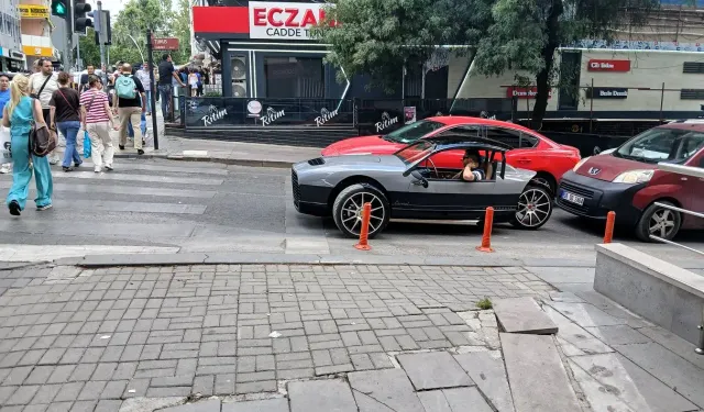 Tunalı Hilmi Caddesi'nde merak uyandıran üç tekerlekli lüks araç