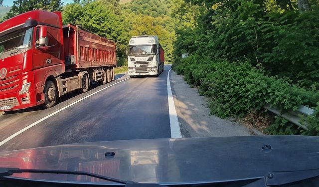 Karabük’te faciaya ramak kala! Hatalı sollama kamerada