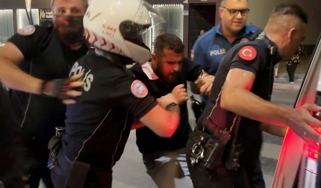 Aile kavgasında ilginç gözaltı! Şüpheli şarkı söyleyip oynayarak polis aracına bindi