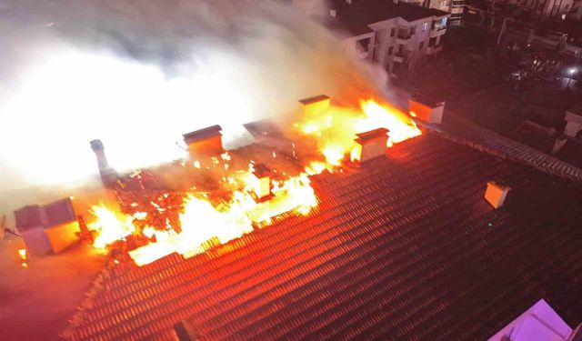 Aksaray'da 4 katlı binada korkutan yangın: Alevler çatıyı sardı