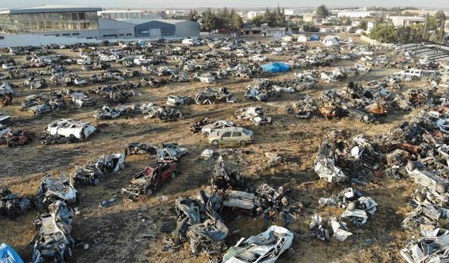 Depremin acı yüzünü gösteriyordu: Hatay'daki araç mezarlığından geriye tek araç kaldı