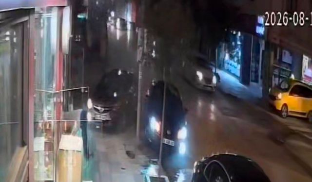 Elazığ'da iki otomobil çarpıştı: Araçlar direğe savruldu