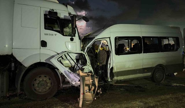 Hatay’da işçi servisi ile TIR çarpıştı: 1 ölü, 15 yaralı